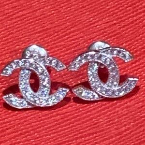 White gold plated fashionable earrings absolutely stunning brand new,top quality